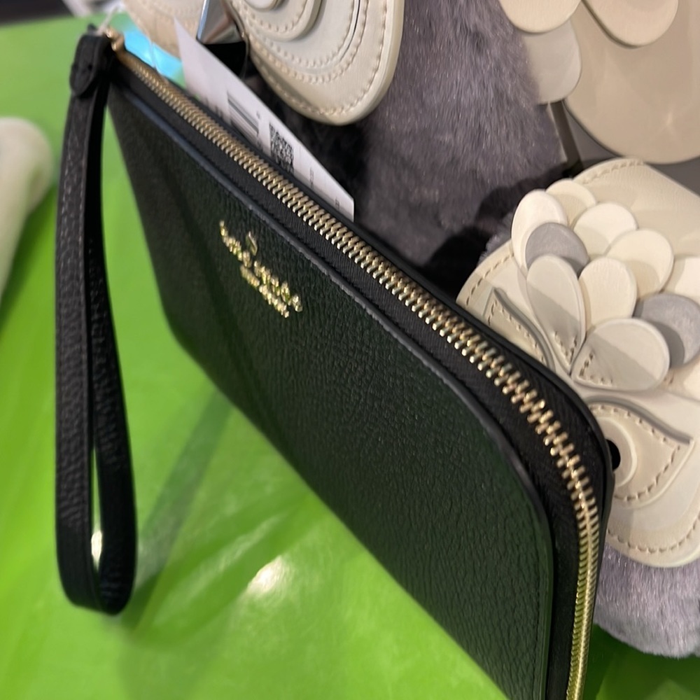 Kate Spade Medium Lucy L-Zip Wristlet Pebble Leather 
COLOR:
Black 
NWT - Picture 13 of 16